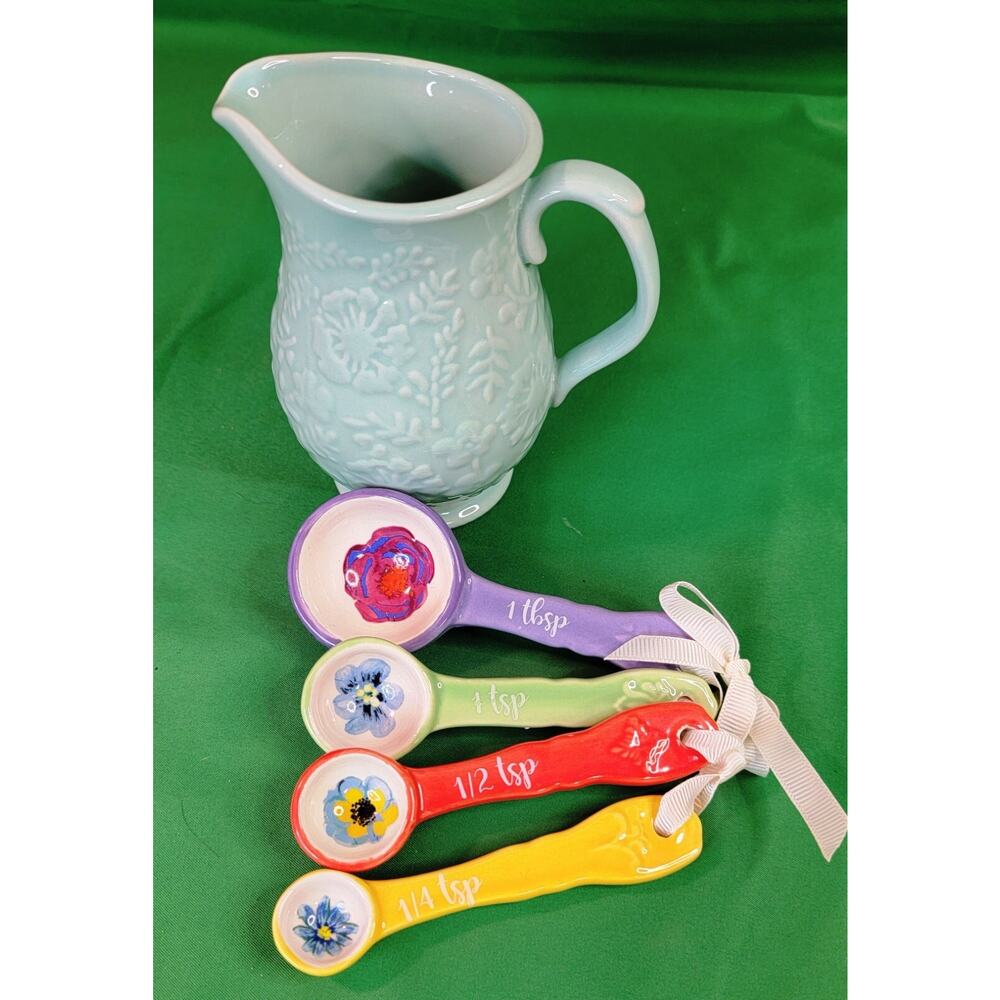 Pioneer Woman Kari Stoneware Mint Julep Syrup Pitcher & 4 pc Measuring Spoon Set